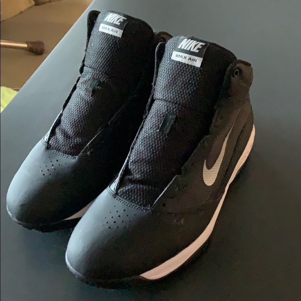 Black Nike Max Air Basketball shoes